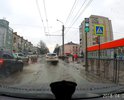 Ямы в нашем городе засыпают крупным щебнем, после чего дорога разбивается еще быстрее. много машин страдает.