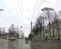 Ямы в нашем городе засыпают крупным щебнем, после чего дорога разбивается еще быстрее. много машин страдает.