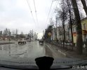 Ямы в нашем городе засыпают крупным щебнем, после чего дорога разбивается еще быстрее. много машин страдает.