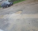 Дорога находится в разбитом состоянии, дорожное полотно крайне изношенно, асфальт фрагментарно присутствует, большое количество ям и дыр на дороге. Во время дождей невозможно в принципе ходить пешеходам, ездить на легковом автотранспорте (постоянные поломки ходовой). Нет дорожных знаков и пешеходных переходов.
