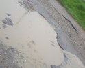 Дорога находится в разбитом состоянии, дорожное полотно крайне изношенно, асфальт фрагментарно присутствует, большое количество ям и дыр на дороге. Во время дождей невозможно в принципе ходить пешеходам, ездить на легковом автотранспорте (постоянные поломки ходовой). Нет дорожных знаков и пешеходных переходов.