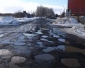 По адресу улица Калинина дом 43 и далее в сторону Новоселок убитый участок дороги. Позор для города.