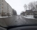 Улица вся разбита до перекрестка на выезд и города. Еще в более плохом состоянии участок на другом конце улицы у магазина Пятерочка - там ямы чуть ли полметра глубиной. Это одна из главных городских дорог, а ремонта нет давным давно.