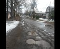 Обычная боровичская дорога на ул. Ткачей. В 2017 году дорогу засыпали крошкой снятого с дорог асфальта, но это слабо помогло. С началом весны вернулись ямы, заполненные грязью.