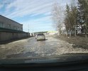 Много больших ям, засыпанных щебенкой, которая вылетает из под колес