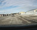 Много больших ям, засыпанных щебенкой, которая вылетает из под колес