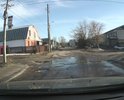 Безнадежно убитая дорога, даже щебенка городской администрации до нее не добралась