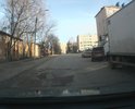Мелкие ямы на протяжении всей улицы