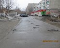 Разбит межквартальный проезд к школе №107 между домами по адресу Шукшина 28 и Шукшина 26.