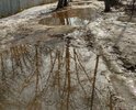 Каждый год весной и осенью за остановкой "Горьковское шоссе" - примерно от дома №2 по Горьковскому шоссе и до пекарни - творится что-то невероятное: люди скачут по лужам, вязнут в грязи, тк асфальтовое покрытие сделано весьма фрагментарно. Основную часть дороги составляют обычная серая грязь, которая раскисает при первом же дожде. Рядом горделиво ходят автобусы, везущие людей в самый современный и инновационный город России - Иннополис, здесь же виднеется рекламная конструкция самой богатой компании в Татарстане - ТАИФа, и тут  же люди ходят по щиколотку в грязи, портя обуви и настроение. Просим отремонтировать уже эту убитую дорогу.