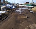 Это центральная дорога на которой находится школа и садик. По этой дороге ходят дети. По неизвестным причинам улица Титова недоасфальтирована... Так же по этой дороге идут на работу и обратно работники Искожа и Автозавода...
