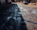 Основной проезд к домам № 19 и №21 находится в неудовлетворительном состоянии. Он имеет грунтовое покрытие. Ежегодно в весенне-осенний период, а также летом во время сильных дождей подъезд к жилым зданиям как жителей, так и экстренных служб затруднен, а порой и невозможен. На легковом автомобиле, имеющем низкий клиренс проезд исключен вообще, так как автомобили попросту застревают в грязи и приходится прибегать к помощи техники, имеющей полный привод. Имеет место быть вероятность повреждения автомобиля, в силу того, что лужи достаточно глубокие. Ремонт данного участка дороги не производился как минимум 5 лет. В 2013 году лужи были засыпаны шлаком, который через несколько месяцев был размыт дождем и образовались новые ямы, провалы, лужи.