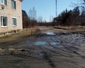 Основной проезд к домам № 19 и №21 находится в неудовлетворительном состоянии. Он имеет грунтовое покрытие. Ежегодно в весенне-осенний период, а также летом во время сильных дождей подъезд к жилым зданиям как жителей, так и экстренных служб затруднен, а порой и невозможен. На легковом автомобиле, имеющем низкий клиренс проезд исключен вообще, так как автомобили попросту застревают в грязи и приходится прибегать к помощи техники, имеющей полный привод. Имеет место быть вероятность повреждения автомобиля, в силу того, что лужи достаточно глубокие. Ремонт данного участка дороги не производился как минимум 5 лет. В 2013 году лужи были засыпаны шлаком, который через несколько месяцев был размыт дождем и образовались новые ямы, провалы, лужи.