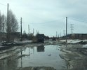 Дорога внутриквартальная, на территории Базы Стройиндустрии-1 г. Тобольск, в районе которой расположены производственные предприятия, асфальтовое покрытие практически отсутствует, огромные ямы.
