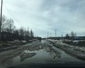 Дорога внутриквартальная, на территории Базы Стройиндустрии-1 г. Тобольск, в районе которой расположены производственные предприятия, асфальтовое покрытие практически отсутствует, огромные ямы.