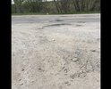 Ямы находятся на улице, которая ведёт к фирме «Блеск», занимающейся ремонтом дорог в городе. Яма на фото расположена прямо перед въездом в эту организацию