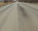 Дорога в ненормативном состоянии. Большая колейность, а колеях ещё и выбоины. Аварийно-опасный участок дороги. Часто случаются ДТП со смертельным исходом.