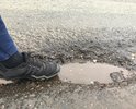Дорога в ненормативном состоянии. Большая колейность, а колеях ещё и выбоины. Аварийно-опасный участок дороги. Часто случаются ДТП со смертельным исходом.
