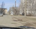 На протяжении всей улицы Пугачева сплошные ямы и выбоины.