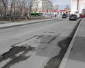 24.04.2018 в 11:00 по адресу: Тюмень, улица Новаторов (Перекресток ул. Новаторов-ул. Республики, перед светофором), координаты: 57.1178790099, 65.6177675851, мною была обнаружена яма на дороге, размеры которой превышают предельно допустимые значения в соответствии с требованиями ГОСТ Р 50597-93 «Автомобильные дороги и улицы. Требования к эксплуатационному состоянию, допустимому по условиям обеспечения безопасности дорожного движения». Описание дефекта: Ямы расположены на ул. Новаторов (по направлению к Республике), рядом с перекрестком с ул. Республики, перед светофором. Данные повреждения представляют опасность для участников дорожного движения.