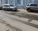 Поперечные и продольные трещины, ямы, образовавшиеся после ямочного ремонта, канализационные люки, торчащие из под асфальта.