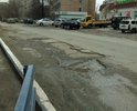 Почему-то до сих пор не отметили участок улицы, которая идет через сам поселок Новосиликатный. Здесь ужасные ямы, а транспортный поток огромный.