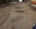 На дороге имеются многочисленные повреждения дорожного полотна. Повреждения в виде ям по всей поверхности дорожного полотна. Ремонт дороги в этом направление не производился очень много лет. Дорога является единственным связующим звеном между деревнями и районным центром.