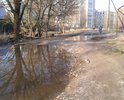 Грунтовая дорога. Машины вязнут, людям ходить негде.
