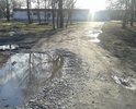 Грунтовая дорога. Машины вязнут, людям ходить негде.