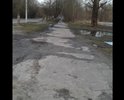 Центр города. Рядом городская администрация, Музей Хрусталя. Пешеходы ходят по грязи.