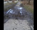 Центр города. Рядом городская администрация, Музей Хрусталя. Пешеходы ходят по грязи.
