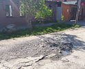 Образовалась большая воронка провоцирующая аварии. С 1-3 номера улицы Суворовская дорога буквально изрешечена ямами.