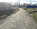Не оборудованный пешеходный переход через железную дорогу. Дорога в центр, на рынок.