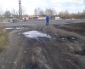 Не оборудованный пешеходный переход через железную дорогу. Дорога в центр, на рынок.