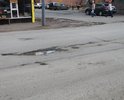 На дорожном полотне имеются разрушения асфальтового покрытия в нескольких местах отмеченного участка. Дорога требует ремонта