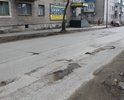 На дорожном полотне имеются разрушения асфальтового покрытия в нескольких местах отмеченного участка. Дорога требует ремонта
