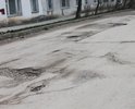 Дорога на участке улицы Зеленой от пересечения с переулком Малинники до пересечения с улицей Валентины Никитиной находится в неудовлетворительном состоянии. Ситуацию усугубляет то обстоятельство, что пешеходы часто выходят на проезжую часть, поскольку в непогоду проходящая параллельно пешеходная дорожка превращается в грязевое месиво.