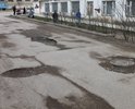 Дорога на участке улицы Зеленой от пересечения с переулком Малинники до пересечения с улицей Валентины Никитиной находится в неудовлетворительном состоянии. Ситуацию усугубляет то обстоятельство, что пешеходы часто выходят на проезжую часть, поскольку в непогоду проходящая параллельно пешеходная дорожка превращается в грязевое месиво.