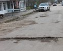 Дорога на участке улицы Зеленой от пересечения с переулком Малинники до пересечения с улицей Валентины Никитиной находится в неудовлетворительном состоянии. Ситуацию усугубляет то обстоятельство, что пешеходы часто выходят на проезжую часть, поскольку в непогоду проходящая параллельно пешеходная дорожка превращается в грязевое месиво.