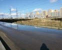Гигантские лужи даже в сухую погоду. В дождь они разливаются на всю ширину дороги.
