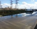 Гигантские лужи даже в сухую погоду. В дождь они разливаются на всю ширину дороги.