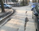 Асфальтовое покрытие дворовой территории на улице Павловской никто никогда не ремонтировал