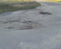 Дорога превратилась в грунтовую. Жители собственных домов за свой счет засыпают ямы строительным мусором или землей.