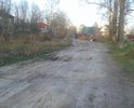 Дорога превратилась в грунтовую. Жители собственных домов за свой счет засыпают ямы строительным мусором или землей.