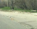 Полностью разбитая дорога, с грязью, песком и мусором!