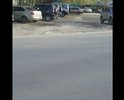 Пешеходных дорожек нет. Около МВД. А после пешеходного перехода люди попадают на служебную парковку. В час-пик пройти невозможно.