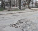 На протяжении всей улицы Жуковского разбитый асфальт, ехать просто невозможно. Ямы такой глубины, что машины не раз попадали в ремонт с подвеской.