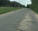 Между железнодорожными путями отсутствует дорога, машина с трудом проезжает, можно застрять на переезде, и поезд раздавит. Осторожнее.