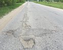 Между железнодорожными путями отсутствует дорога, машина с трудом проезжает, можно застрять на переезде, и поезд раздавит. Осторожнее.