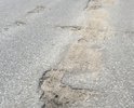 Между железнодорожными путями отсутствует дорога, машина с трудом проезжает, можно застрять на переезде, и поезд раздавит. Осторожнее.